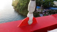Sisi-sisi beton penopang jembatan juga tampak sudah rapi dan kuat untuk dilewati. Bagian tali penyangga yang terbuat dari kawat besar juga sudah terpasang di pinggir jembatan.