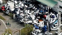 Puluhan mobil di Kobe, Jepang Barat mengalami kerusakan berat akibat hantaman angin topan Jebi. Kyodo/via Reuters.
