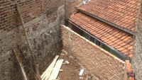 Eko menuturkan sebelumnya ia dan keluarga kecilnya tinggal di rumah bercat hijau tersebut. Dia lantas pindah dan memberikan rumah warisannya itu kepada sang adik.