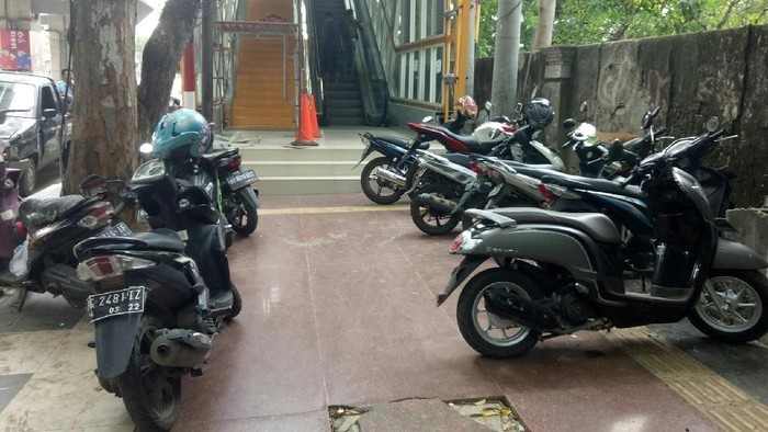 Trotoar di Palembang Sudah Bagus, Kok Malah Jadi Tempat Parkir?