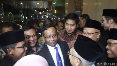 Potret Pertemuan Maruf-Mahfud di Resepsi Nikah Putra Bamsoet