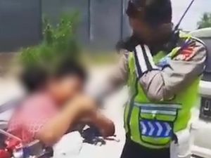 Takut Ditilang, Bocah SD Ini Nangis Cium Tangan Polisi
