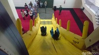 Evakuasi yang sangat singkat itu bisa terjadi di darat dan laut. Oleh karena itu, para pramugari Garuda Indonesia dilatih kemampuannya dalam dry drill, wet drill & flight simulator (Masaul/detikTravel)