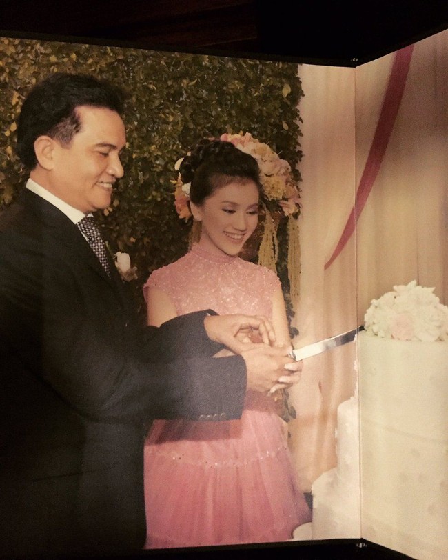 Yusril menikahi Rika Kato di Masjid Ar-Rachman, Departemen Koperasi, Jl HR Rasuna Said, Jakarta. Sehari kemudian, keduanya menggelar resepsi pernikahan di Hotel Four Seasons, Jakarta. Saat resepsi pernikahannya, Rika yang cantik tampil semakin menawan dengan gaun pengantin berwarna pink. Foto: Twitter