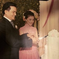 Yusril menikahi Rika Kato di Masjid Ar-Rachman, Departemen Koperasi, Jl HR Rasuna Said, Jakarta. Sehari kemudian, keduanya menggelar resepsi pernikahan di Hotel Four Seasons, Jakarta. Saat resepsi pernikahannya, Rika yang cantik tampil semakin menawan dengan gaun pengantin berwarna pink. Foto: Twitter