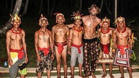 Lihat bagaimana Marlon dengan senyum manisnya berfoto bersama Suku Mentawai. Jangan salah fokus sama perut seksinya ya, Ladies! (marlontx/Instagram)