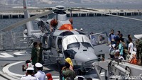 Kesempatan itu dimanfaatkan oleh masyarakat untuk meleihat beragam alat tempur kebanggaan para pasukan TNI AL.
