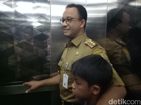  Gubernur DKI Jakarta Anies Baswedan bersama putra bungsunya Ismail Hakim Baswedan di Monas, Senin (10/9/2018)