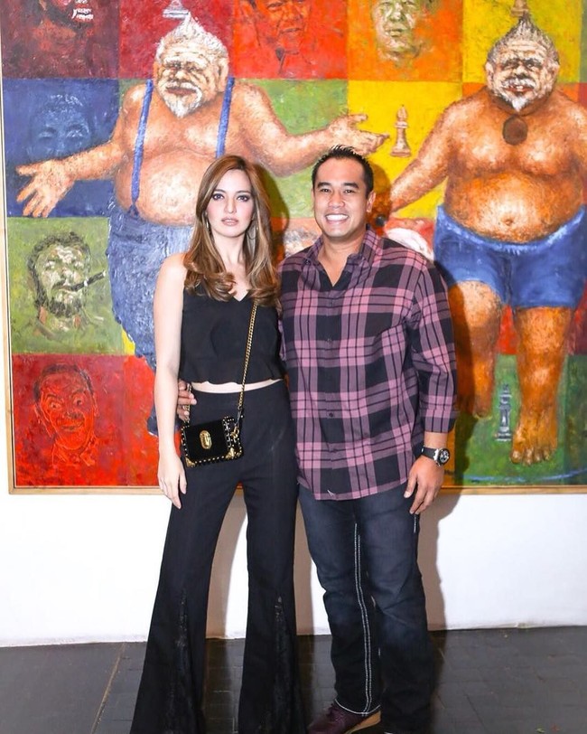 Nia Ramadhani mungkin menjadi selebriti paling terkenal yang menikahi pengusaha kaya anak dari Aburizal Bakrie, Ardi Bakrie. Ini salah satu gaya stylish Nia berbalut crop top dan celana hitam. Foto: Instagram