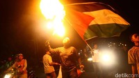 Ada juga warga yang membawa bendera Palestina.