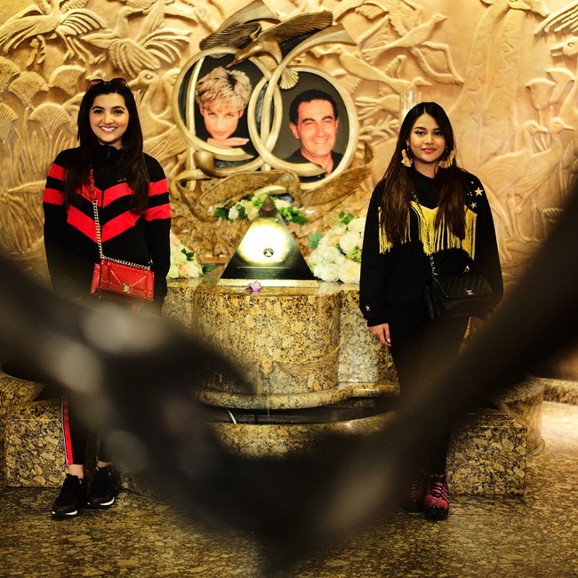 Liburan ke London bersama Aurel Hermansyah, Ashanty melengkapi gaya sportynya dengan tas Dior seri Diorama seharga US$ 6.000 atau sekitar Rp 89 jutaan. Foto: Instagram @ashanty_ash