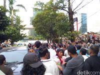Sempat Ricuh, Massa yang Demo Kantor Grab Belum Bubar