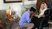 Di ruang tamu, Sandiaga berbincang dengan putri Gus Dur, Yenny Wahid. Setelah menunggu 5 menit, Sinta Nuriyah datang ke ruang tamu. Sandiaga langsung menghampiri dan mencium tangan Sinta 3 kali. 