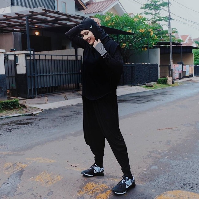 Ratu Anandita yang sebelum berhijrah dikenal sebagai presenter olahraga tetap aktif melakukan kegiatan favoritnya setelah sehari-harinya selalu memakai busana syari. Dan inilah pilihan busana Dita saat olahraga. Dia memastikan mengenakan busana yang tidak memperlihatkan lekuk tubuhnya dengan mengenakan celana dan atasan longgar. Foto: Dok. Instagram