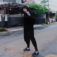 Ratu Anandita yang sebelum berhijrah dikenal sebagai presenter olahraga tetap aktif melakukan kegiatan favoritnya setelah sehari-harinya selalu memakai busana syari. Dan inilah pilihan busana Dita saat olahraga. Dia memastikan mengenakan busana yang tidak memperlihatkan lekuk tubuhnya dengan mengenakan celana dan atasan longgar. Foto: Dok. Instagram