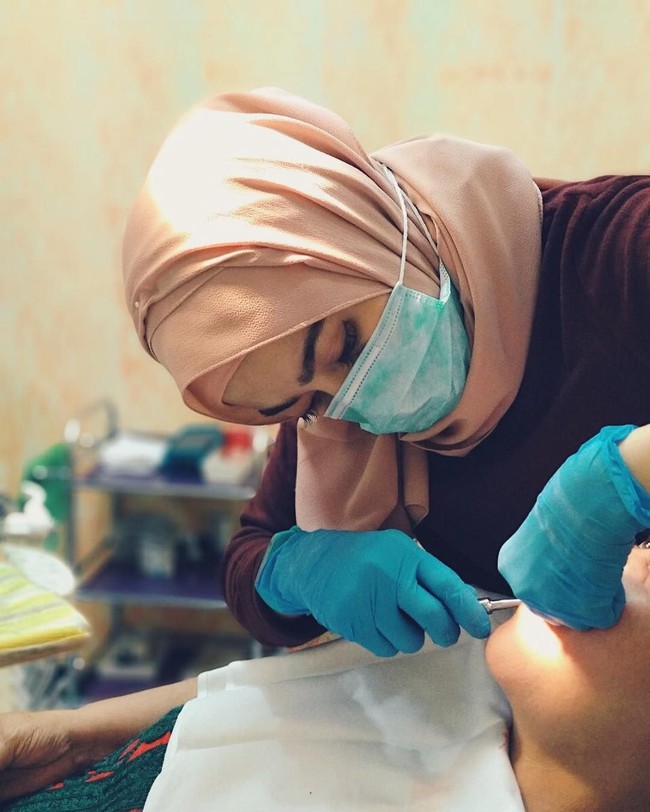 Wanita berhijab ini kerap memposting momen ketika ia tengah menangani pasiennya di akun Instagramnya @sarahgadrie. Foto: Instagram@sarahgadrie