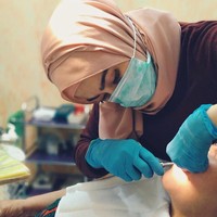 Wanita berhijab ini kerap memposting momen ketika ia tengah menangani pasiennya di akun Instagramnya @sarahgadrie. Foto: Instagram@sarahgadrie