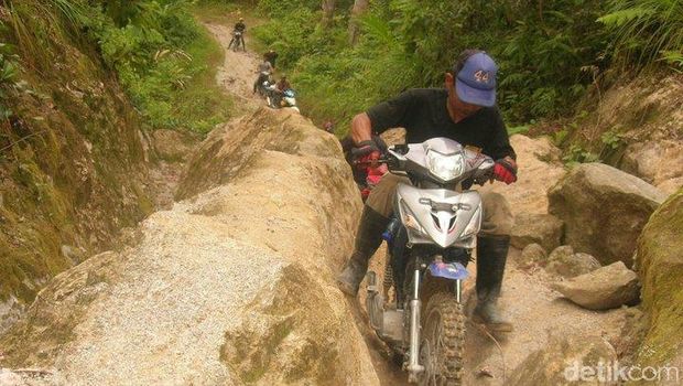 Power of Emak-emak, Dorong Gerobak Demi Perluasan Bandara Luwu