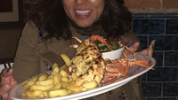 Lobster panggang dengan kentang dan salad ini jadi menu makan malam Fifi. Duh jadi bikin ngiler nih tampilannya. Foto: instagram @fifiletytjahajapurnama
