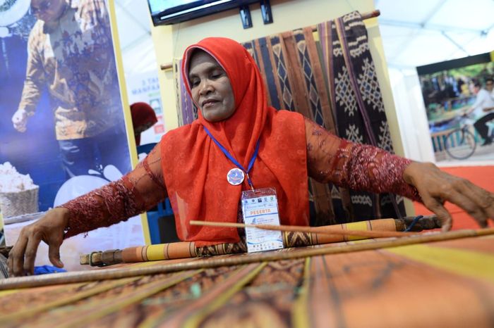 Pengerjaan tenun Alor di stan pameran Kemendes PDTT pada Expo Sail Moyo Tambora, Sumbawa. Tenun Alor memiliki keunggulan lebih halus dan tipis. (Dok. Wahyu Wening) Pengerjaan tenun Alor di stan pameran Kemendes PDTT pada Expo Sail Moyo Tambora, Sumbawa. Tenun Alor memiliki keunggulan lebih halus dan tipis. (Dok. Wahyu Wening)