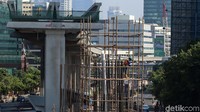 Para pekerja membangun tiang pancang dalam proyek LRT di Jl Rasuna Said, Jakarta.