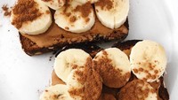 Suka pisang? Coba olesi roti anggang dengan selai kacang, susun irisan pisang di atasanya dan taburi Milo bubuk. Yummy! Foto: Instagram @samyummyeats