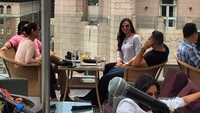 Bonnie memang dikenal sebagai aktris karakter yang kerap tampil sebagai sosok unik. Dalam kehidupan nyata, Bonnie sering hangout dan bersantai bareng kerabatnya. Seperti dalam momen ini. Foto: Instagram @bonnieaarons1