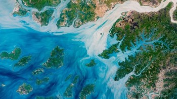 Sedimen yang mengalir ke laut memunculkan pemandangan indah di Guinea-Bissau, Afrika Barat. Foto: NASA