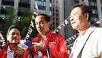 Berjaket Merah, Jokowi dan Iriana Blusukan ke Sungai Cheonggyecheon