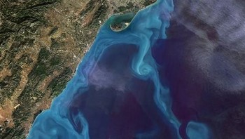 Delta Ebro di Spanyol, sekaligus bagian dari Laut Mediterania, juga punya aurora di dalamnya. Foto: NASA