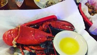 Lama tinggal di Australia, ternyata makanan kesukaan Vicky ada lobster berukuran besar dengan tiram yang masih segar. Foto: Instagram @vickykharisma