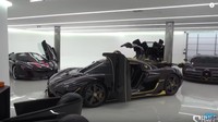 Garasi itu terletak di kawasan California tepatnya kantor pengusaha real estate Khoshbin Company. Garasi minimalis milik Khoshbin ini berisi deretan mobil termahal di dunia mulai dari Koenigsegg, Bugatti, Pagani, hingga McLaren. Foto: Screenshot Youtube Shmee150