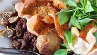 Katanya nasi ulam dari Glodok ini paling enak. Lihat saja perkedelnya yang gendut dan sambal kacangnya melimpah. Sedap! Foto: Instagram @i_m_linawati