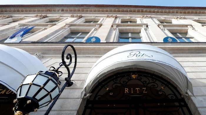 FILE PHOTO: The luxury Ritz Paris hotel is pictured in the Place Vendome in Paris, France February 1, 2018. REUTERS/Gonzalo Fuentes/File Photo