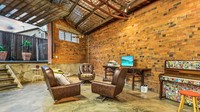 Interior gudang ini terbuat dari lantai beton dengan dipadukan dekorasi vintage. Membuat tampilan gudang terasa sangat mewah. Foto: Dok. Boredpanda.