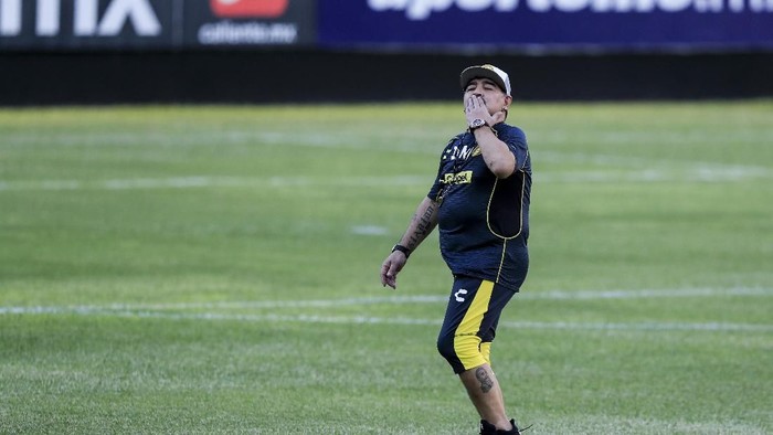 CULIACAN, MEXICO - SEPTEMBER 10: Diego Armando Maradona greets the fans and media after being unveiled as the Dorados de Sinaloa new coach at Banorte Stadium on September 10, 2018 in Culiacan, Mexico. (Photo by Carlos Ramirez/Getty Images)