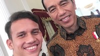Beruntungnya Egy dapat berfoto dengan Presiden RI, Joko Widodo. (Instagram/egymaulanavikri)