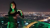 Belum lama ini, diketahui dari Insta Story di Instagram-nya, Aura Kasih juga berada di Bangkok bersama seorang pria. Foto: Instagram Aura Kasih