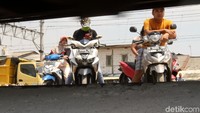 Warga dengan sabar menanti kereta melintas.