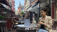 Tuh kan, lagi lagi melahap satu dessert dingin manis. Kali ini ia melahap satu cup gelato di Paris. Momen ini masuk dalam kenangan tak terlupakan bagi Jennie. Foto: Instagram @jennierubyjane