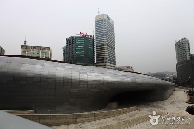 Dongdaemun Plaza yang didesain oleh Zaha Hadid ini mulai dibangun pada 2009 dan resmi dibuka pada 2014. Sang arsitek membangun gedung ini dengan feature yang ramah lingkungan seperti adanya panel solar dan sistem air daur ulang. Foto: Dok. Visit Korea, MBC