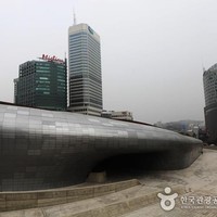 Dongdaemun Plaza yang didesain oleh Zaha Hadid ini mulai dibangun pada 2009 dan resmi dibuka pada 2014. Sang arsitek membangun gedung ini dengan feature yang ramah lingkungan seperti adanya panel solar dan sistem air daur ulang. Foto: Dok. Visit Korea, MBC
