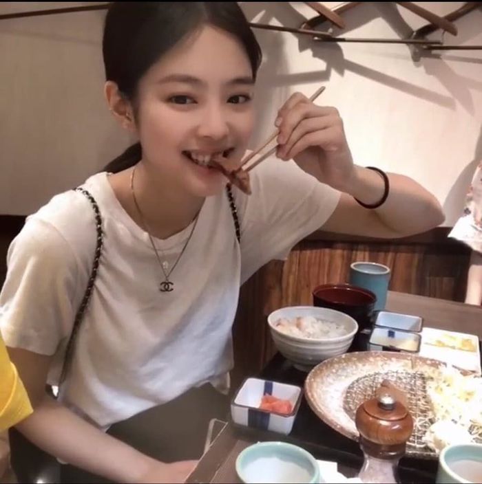 Cantiknya Jennie Blackpink  Saat Masak dan Makan Es  Krim  