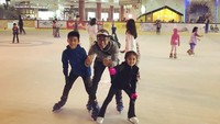 Nugie juga menikmati semua aktivitas fisik bersama keluarga, misal ice skating bareng keluarga tercinta. (Foto : Instagram/nugietrilogy)