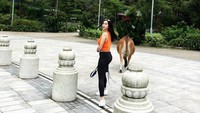 Bukan menggandeng pria, ia malah jalan bersama sapi.  Foto: Instagram Aura Kasih