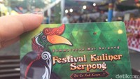Sebelum berjalan melihat makanan yang dijajakan. Isi kartu dengan uang secukupnya di loket-loket yang tersebar di Summarecon Mal Serpong ini.Foto: detikfood