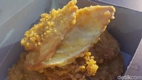 Anda harus mencicipi Pisang Goreng Ahui khas Kalimantan yang diisi selai srikaya. Harus sabar antre untuk makan pisang goreng krispi manis ini. Foto: detikfood
