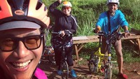 Virus bersepeda ditularkan kepada siapa saja yang ingin hidup sehat. Dalam foto ini, Nugie sedang gowes bareng teman gang bersepeda. (Foto : Instagram/nugietrilogy)