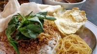 Kalau yang ini bumbunya ditaburkan di atas nasi tidak diaduk. Dari Tanjung Duren, nasi ulam ini lauknya dendeng dan suun goreng. Semurnya disajikan terpisah supaya nasi tetap kering. Foto: Instagram @kulinertanjungduren
