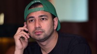 Begini gaya Raffi Ahmad saat peluncuran trailer dan poster film barunya. Foto: Noel/detikHOT
